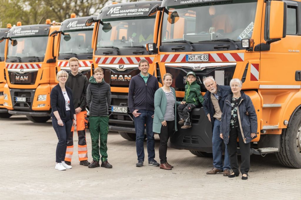 Familienunternehmen Manfred Ende – Transporte & Baustoffe vor dem firmeneigenen Fuhrpark.