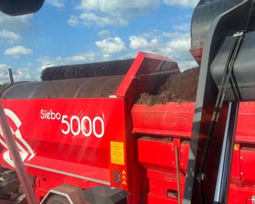 Siebo 5000 Trommelsiebmaschine im Einsatz bei der Bodensiebung – mobile Siebanlage zur Aufbereitung von Erde und Baustoffen.
