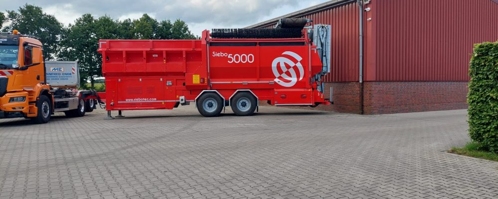 Mobile Trommelmaschine Siebo 5000 im Transportzustand vor dem Betriebsgelände von Manfred Ende.